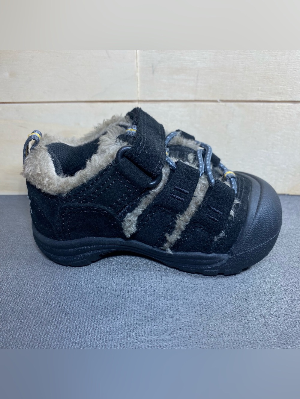 Keen Newport H2 Sandals Black Suede Infant Size 5 Baby Shoes Faux Fur Trim - Picture 3 of 11